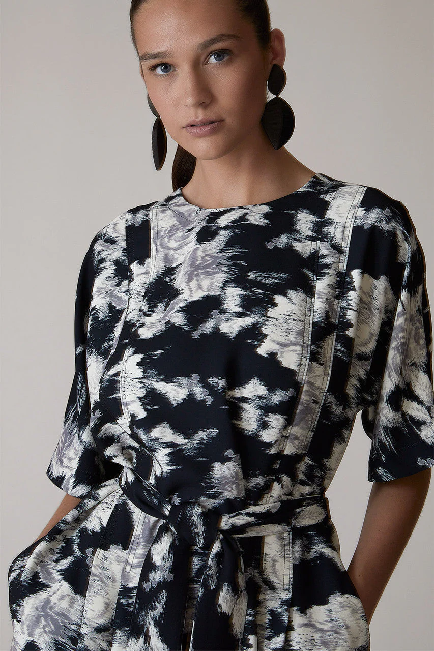 Tie-Dye Floral - Fluid Crepe Pleated Dress - black with white - Image 3